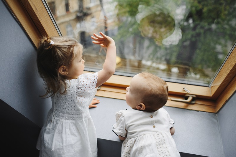 Безопасность детей у окон и балконов